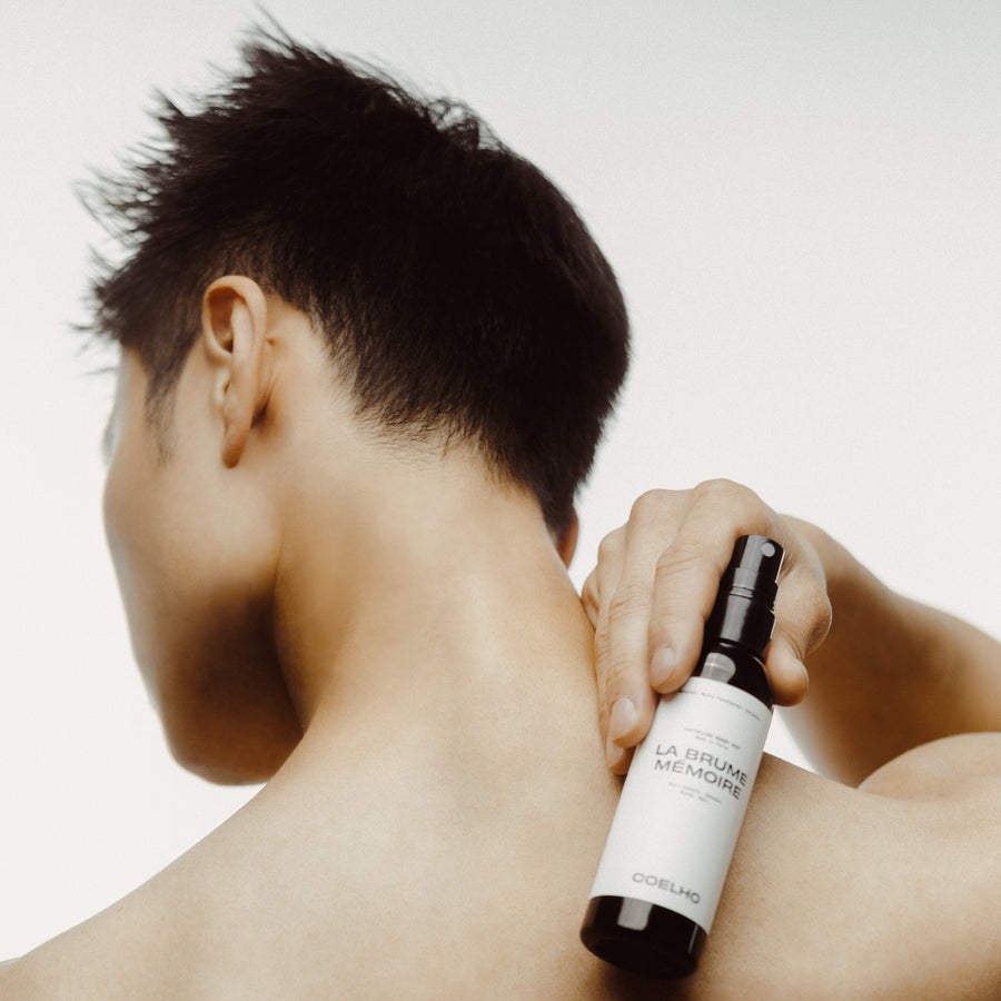 Une personne, vue de dos, pose avec élégance tout en tenant le produit dans la main. Cette mise en scène met en avant l'élégance de la personne et le produit qu'elle tient, créant une atmosphère de beauté et de style.